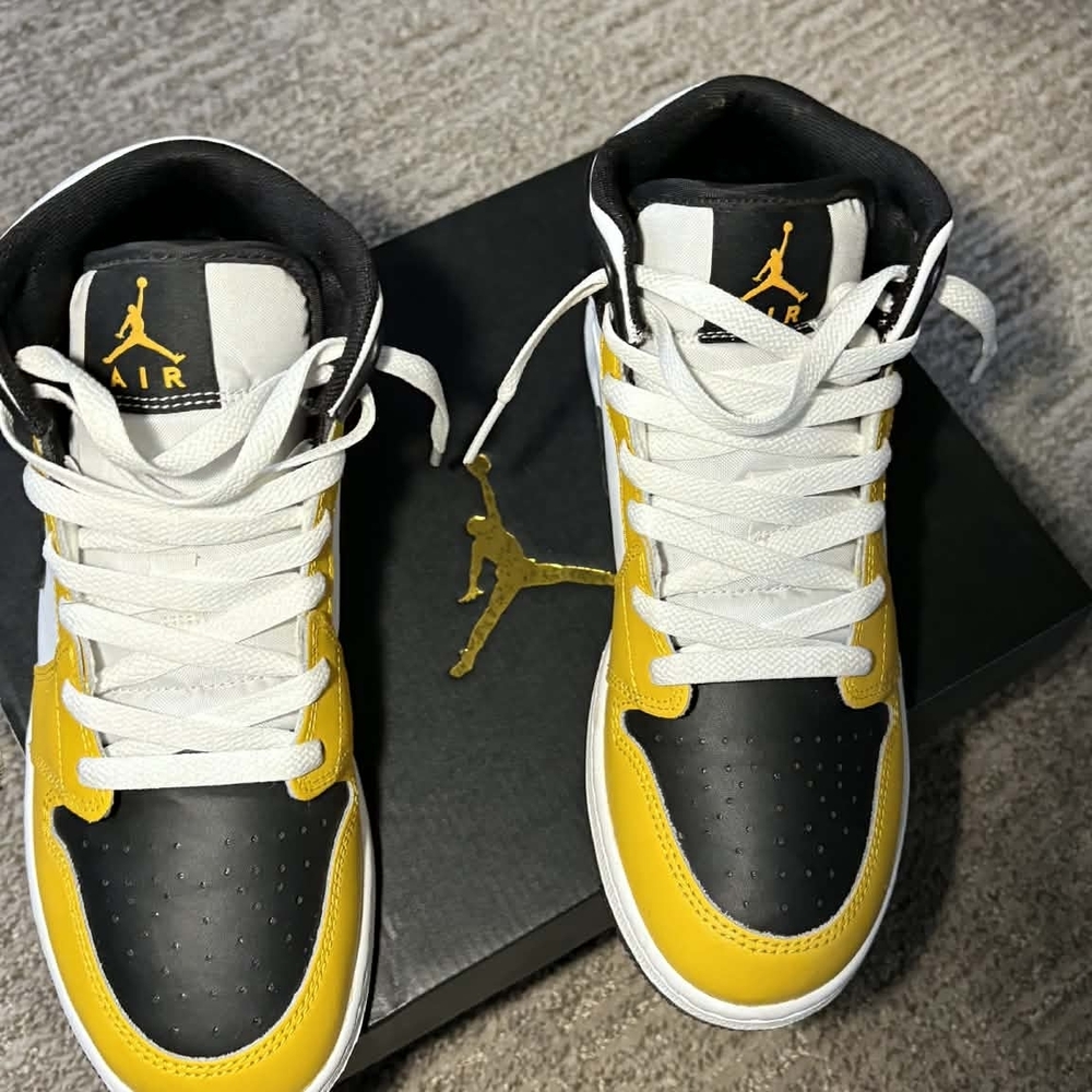 Nike Air Jordan High-Top Sneakers in Black, White & Yellow